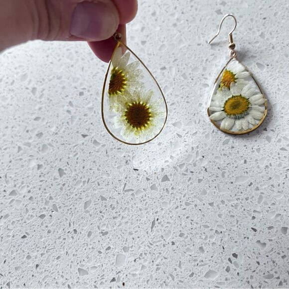 Bohemian Real Dry Drop-Shaped White Flower Earrings - Picture 6 of 12